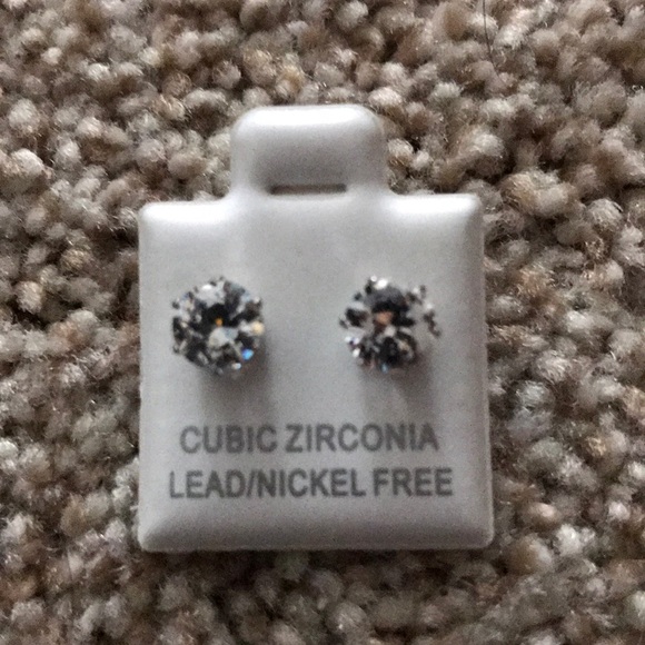 Cubic zirconia diamond earrings - Picture 2 of 8